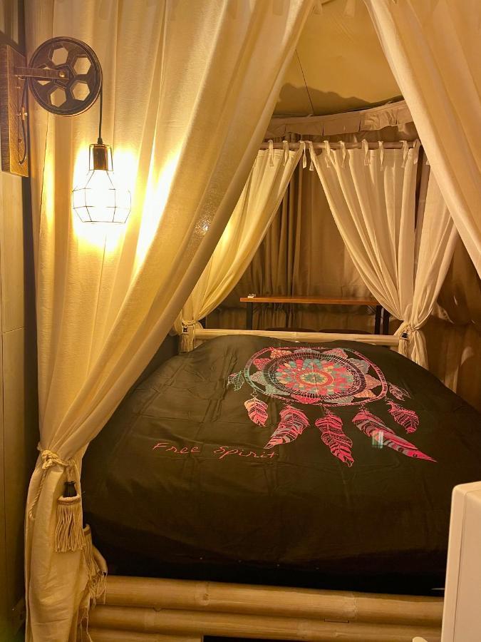 Отель La Bulle Des Coucous Сент-Илер-де-Рье Экстерьер фото